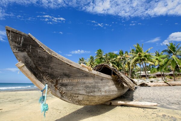 Vieux bateau traditionnel sur la plage