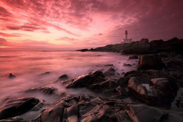 Farol na neblina do mar da manhã