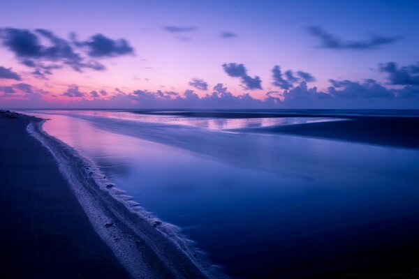 粉红色的夕阳倒映在海中