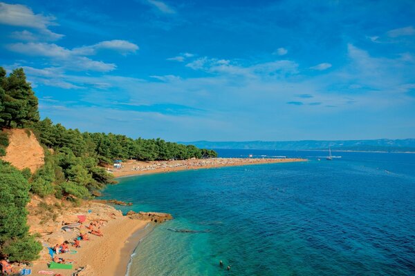 Persone che si rilassano sulla spiaggia