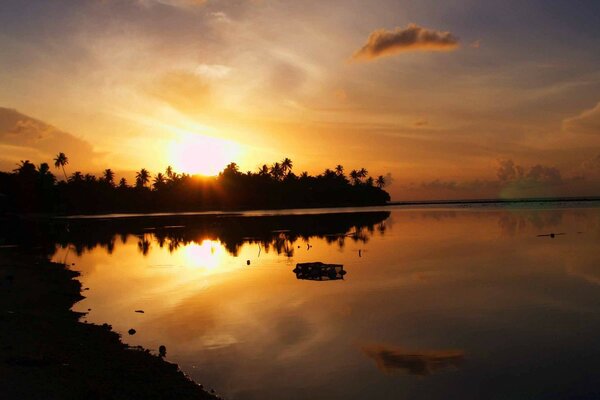 Coucher de soleil et l aube. Soleil d or. Dark Coast