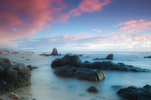 Paesaggio marino con tramonto rosa