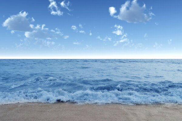 Olas descuidadas bañando la orilla del mar bajo un cielo descuidado