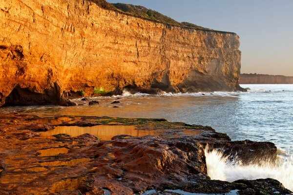 Las olas golpean el muelle