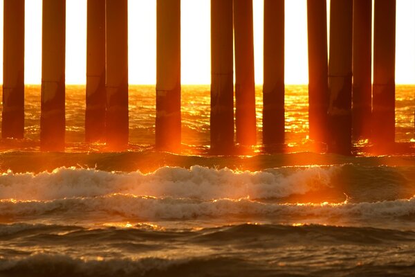 Pôr do sol sobre as ondas de espuma do mar