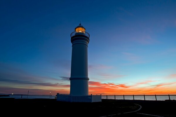 Leuchtturm am Meer in der Nacht