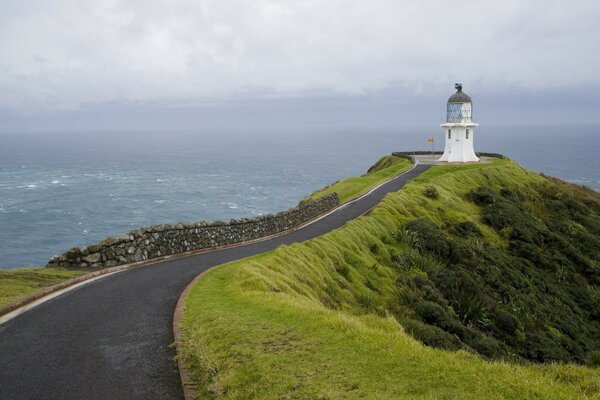 Paisagem pitoresca com um farol à beira-mar