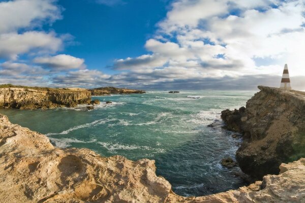 El mar y las rocas brillantemente iluminadas por el sol