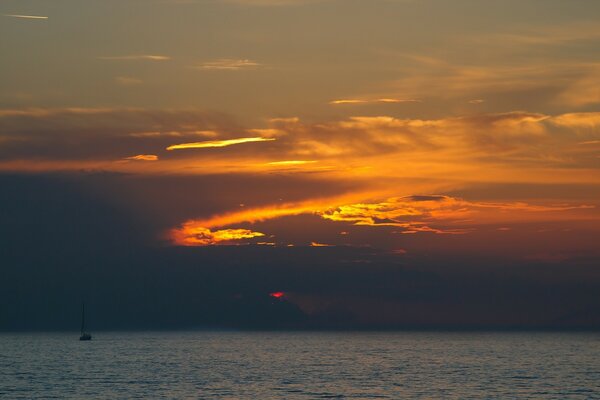 Très beau ciel. Aube sur la mer