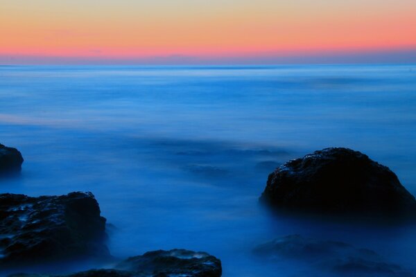 Calme, bleu froid de la mer et l aube rose