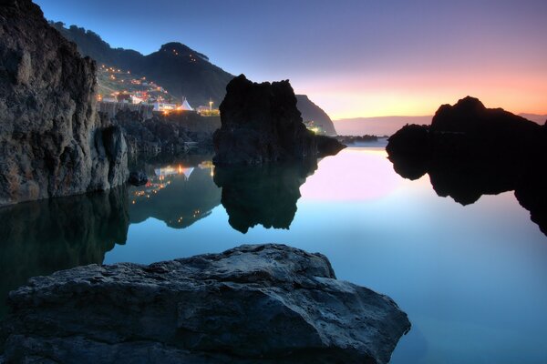 Hermosa puesta de sol en el reflejo del agua