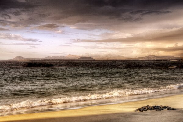 Bela praia e mar ao pôr do sol