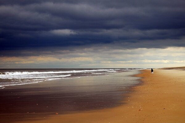 Sea tides on the beach strip