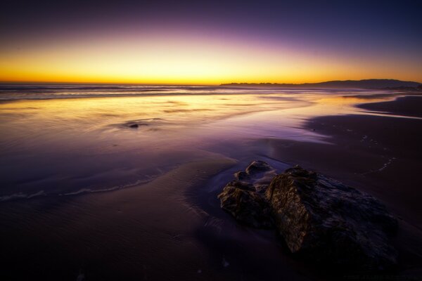 Coucher de soleil sur la mer en violet