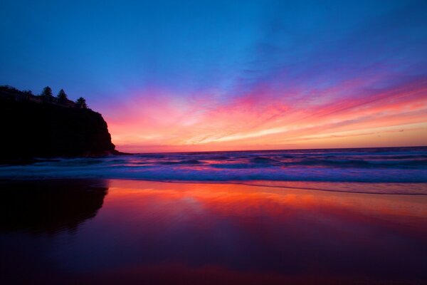 Cielo rosa en la oscuridad del amanecer