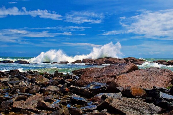 As ondas batem nas pedras