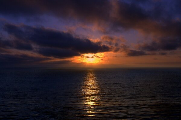 Bagliore del sole sull acqua la sera