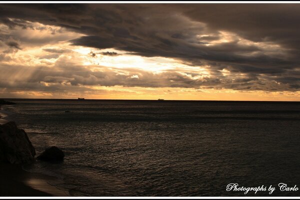 A luz do amanhecer sobre o oceano