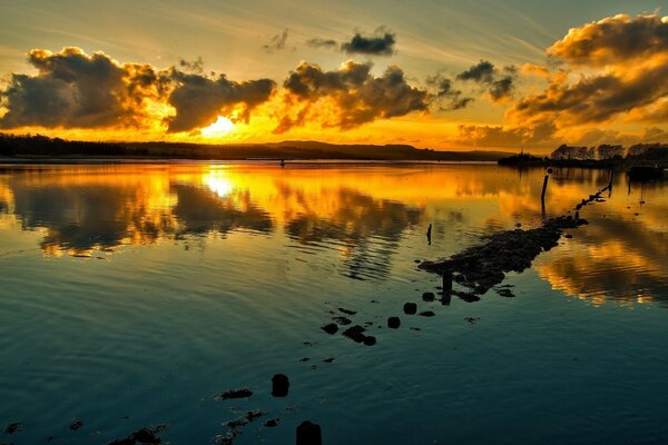 Reflexão do pôr do sol na água do oceano