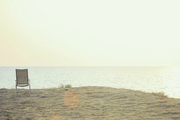 Stuhl am Sandstrand mit Meerblick