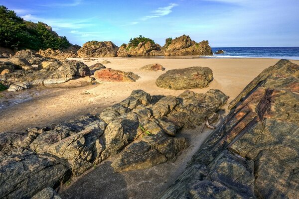 Felsiger Strand am Meer