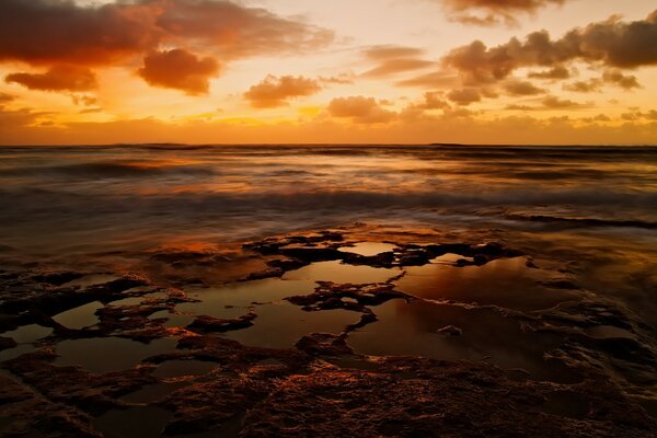 Sonnenuntergang auf Wasserhintergrund