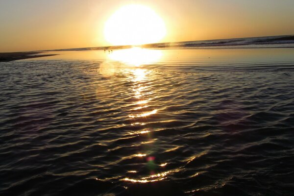 Alba sull acqua nera dell oceano