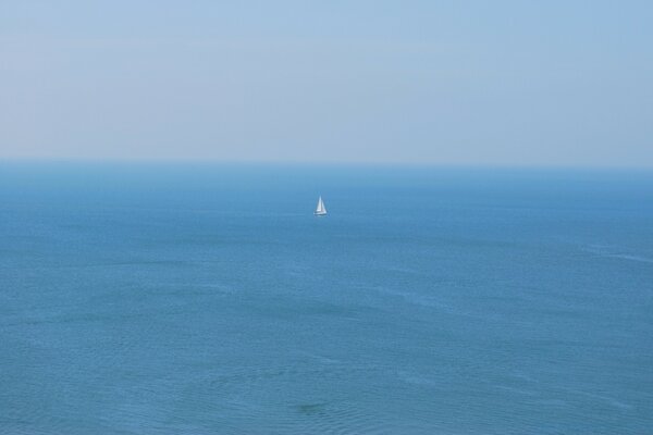 Schiff auf hoher See. Blauer Hintergrund