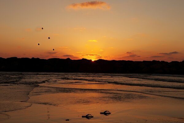 Tramonto arancione caldo sul mare della sera