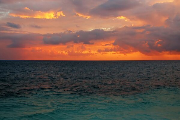 Mer turquoise et nuages épiques