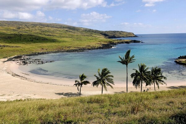 Mer avec plage dans le massif montagneux