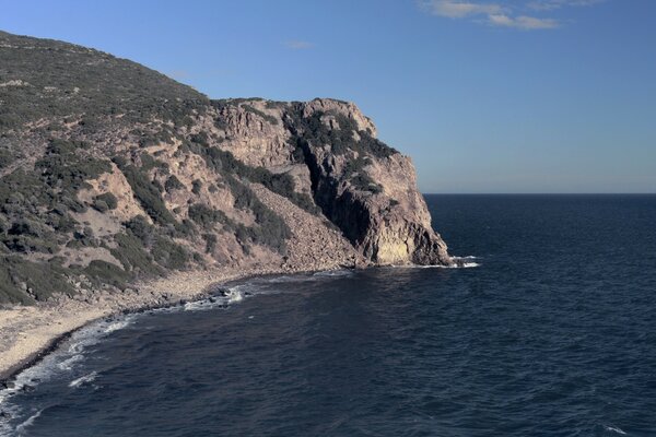 Rocha de pedra na costa do oceano