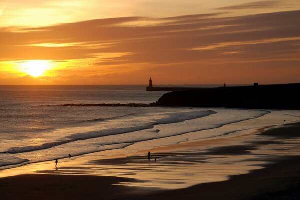 Hermoso amanecer junto al mar