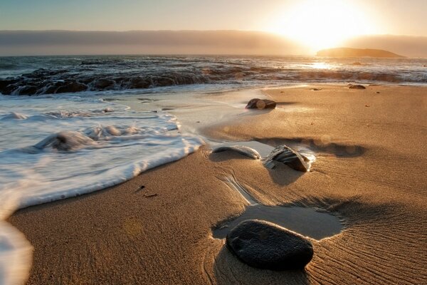 Der Sandstrand ist mit Steinen bedeckt