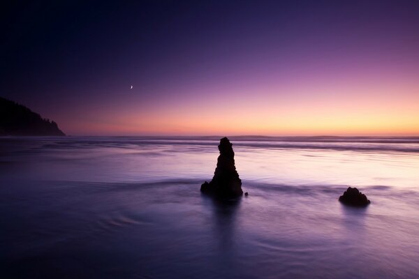 Sonnenuntergang am Meer mit dunklem Wasser