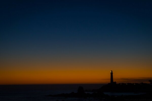 Faro al atardecer en azul naranja