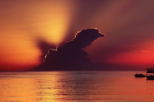 Coucher de soleil sur la mer avec un nuage gris