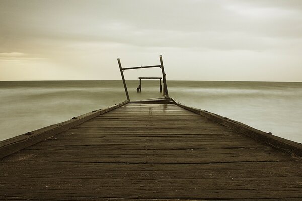 Viejo muelle de madera