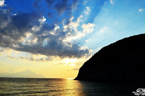 Cielo nuvoloso e sole che tramonta verso il tramonto