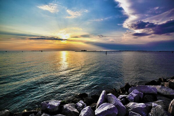 Sonnenuntergang am Meer. Reflexion der Sonne im Wasser