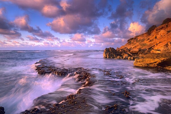 Oceano la sera vicino alla roccia