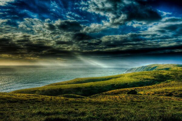 Pradera y costa antes de la tormenta