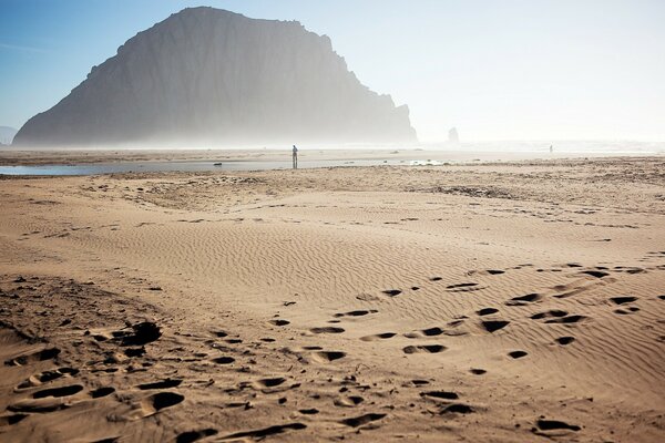 Playa de arena con huellas