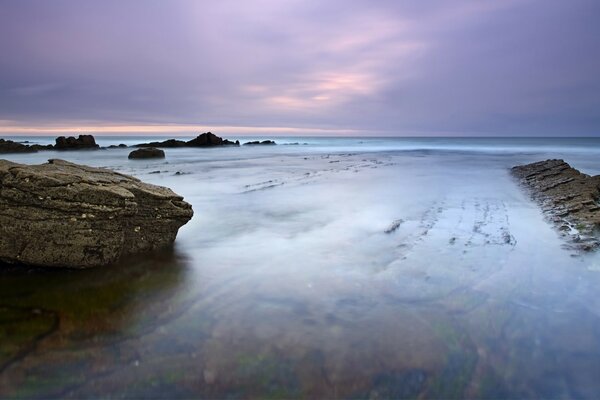 Coucher de soleil dans la mer dans les tons lilas