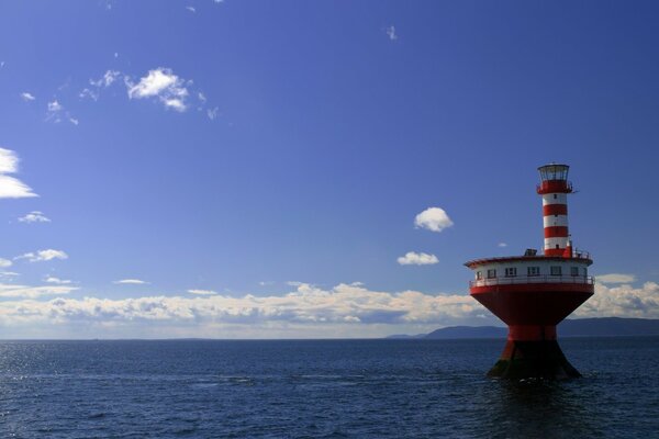 Faro solitario in mezzo all oceano blu