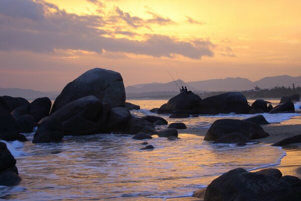 岩石海岸上美丽的日落