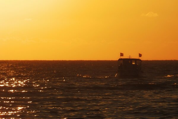 黄色日落中的潜艇