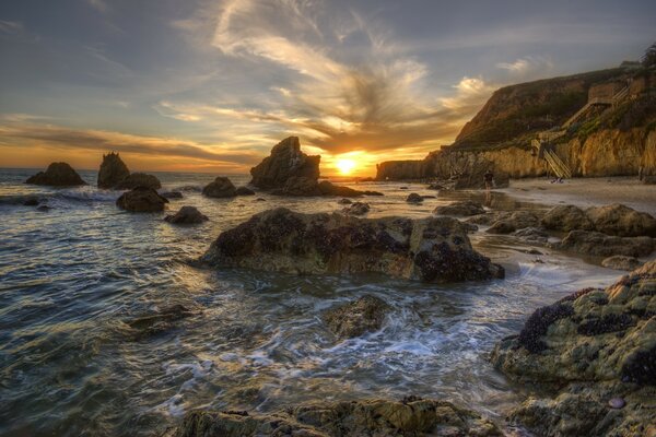 Paisagem incrivelmente brilhante do pôr do sol no oceano