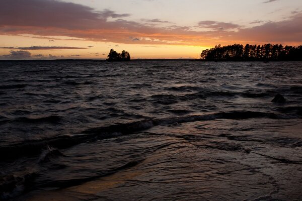 Coucher de soleil, mer et petite campagne forestière