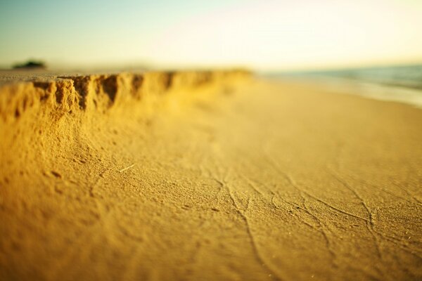 Песчаный пустынный одинокий пляж